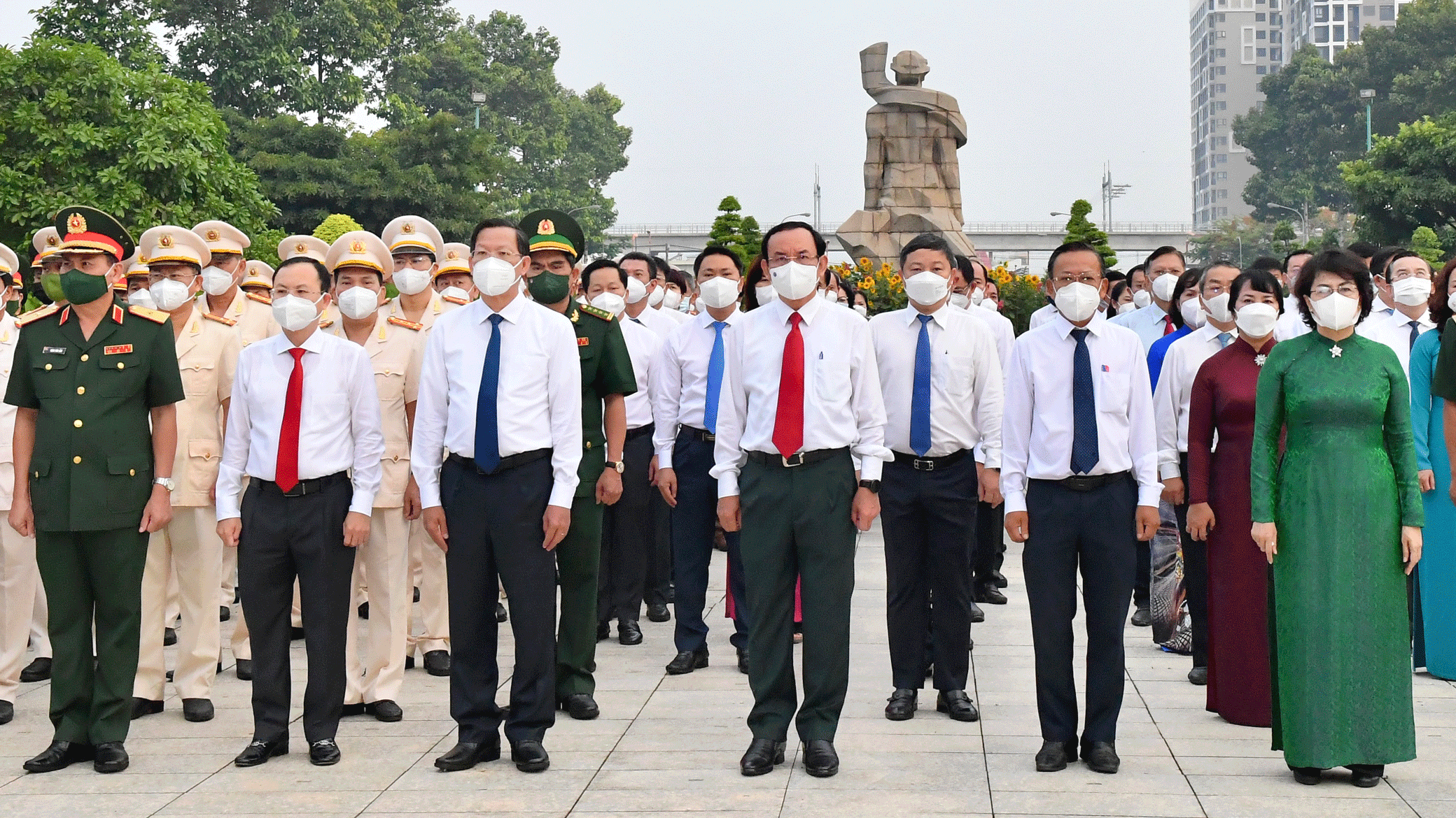 HCMC leaders pay tribute to Uncle Ho, fallen soldiers on Reunification Day